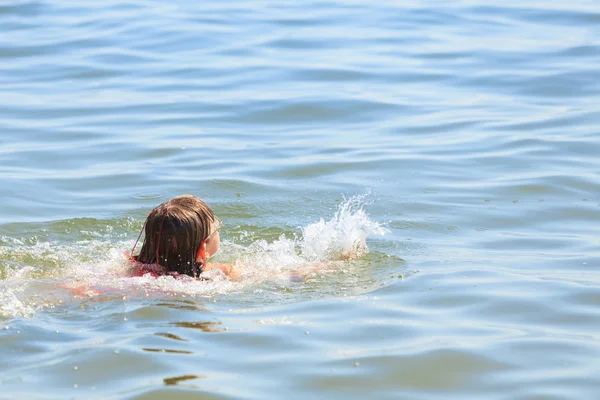 Petite fille nageant dans l'eau de mer. Amusant — Photo