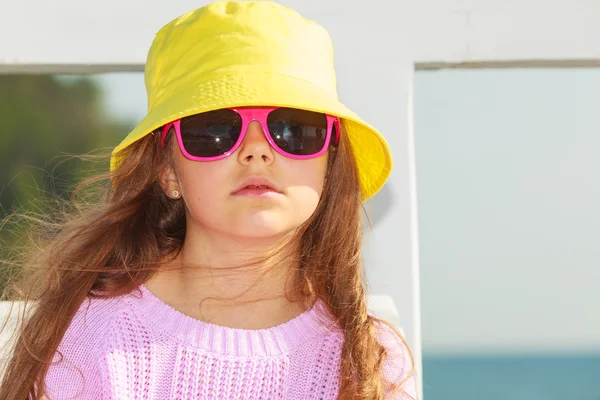 Retrato de menina ao ar livre na hora de verão . — Fotografia de Stock