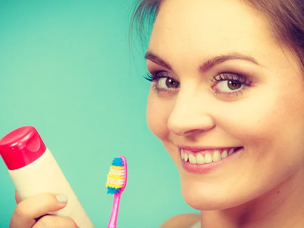 Woman holds toothbrush and paste for teeth cleaning — Stock Photo, Image