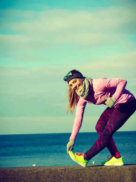 Kadın fitness spor kız soğuk havalarda açık eğitim — Stok fotoğraf