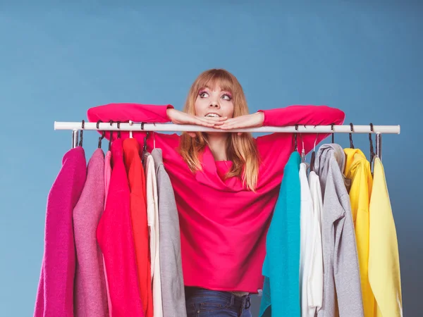 Mulher escolhendo roupas no shopping ou guarda-roupa — Fotografia de Stock