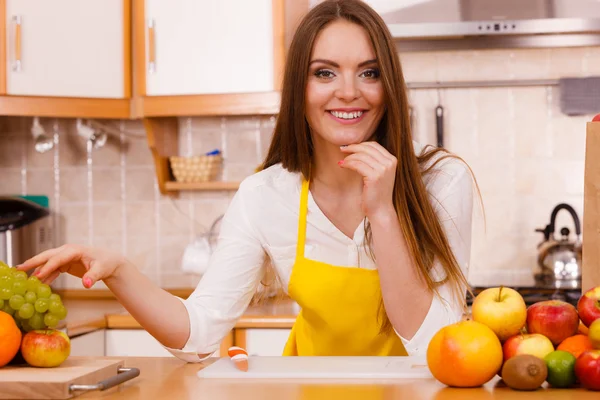 Usměvavá dáma, v kuchyni. — Stock fotografie