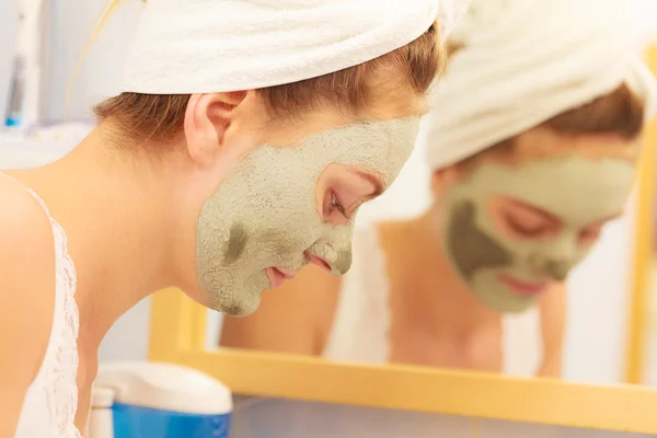 Cara de mulher com máscara de barro verde — Fotografia de Stock