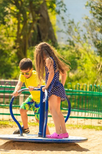 Kinder haben Spaß auf Spielplatz. — Stockfoto