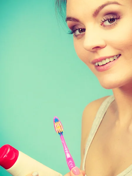 Žena má zubní kartáček a pastu na čištění zubů — Stock fotografie