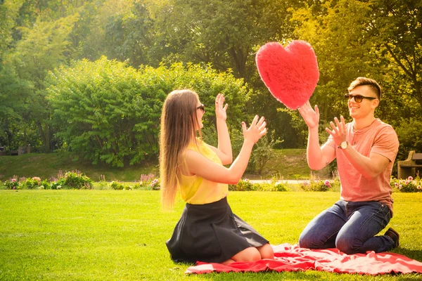 Paar mit großem Herzen beim Picknick — Stockfoto