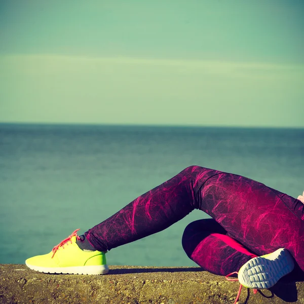 Után csinálás szabadban sport pihenő nő — Stock Fotó