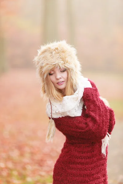 Hübsche Frau mit Pelz-Wintermütze. — Stockfoto