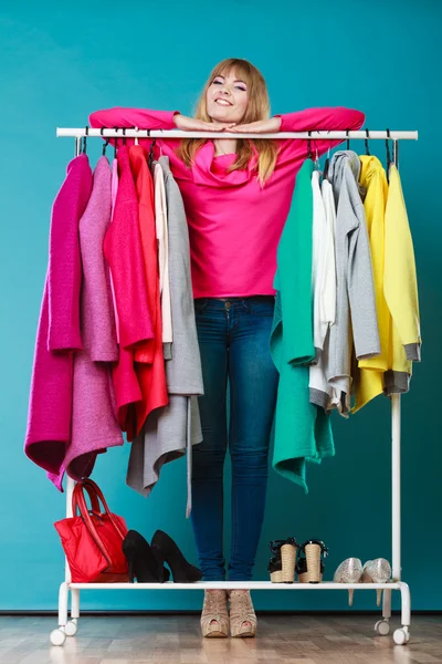 Женщина выбирает одежду для одежды в торговом центре или гардеробе — стоковое фото