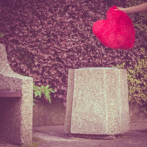 Большое красное сердце на мусорном баке — стоковое фото