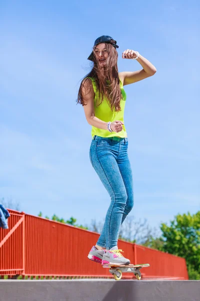 Chica adolescente skater montar monopatín en la calle. —  Fotos de Stock