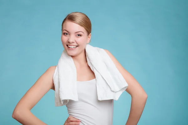 Lachende vrouw in witte top met handdoek. — Stockfoto