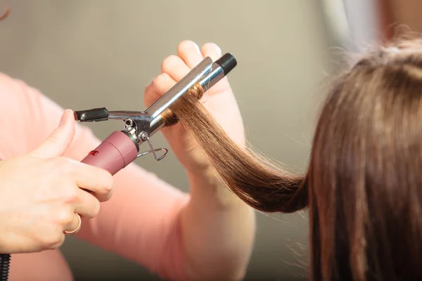Στυλίστρια μπούκλες μαλλιά για τη νεαρή γυναίκα. — Φωτογραφία Αρχείου
