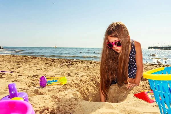 Mooie prachtige meisje spelen met zand. — Stockfoto