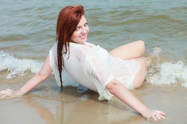 Chica sensual paño húmedo en el agua en la costa. — Foto de Stock