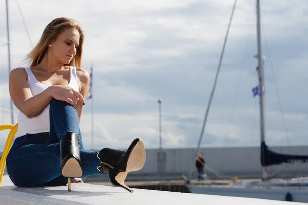 Vrouw zittend op marina — Stockfoto