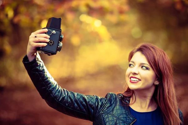 Ginger dziewczyna biorąc selfie. — Zdjęcie stockowe