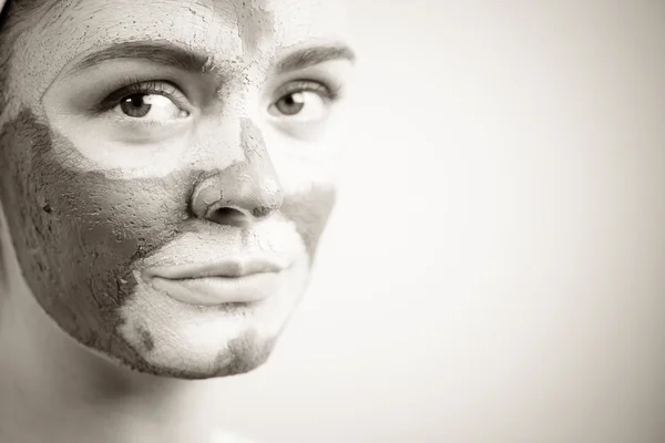 緑色の粘土泥マスクで女性顔 — ストック写真