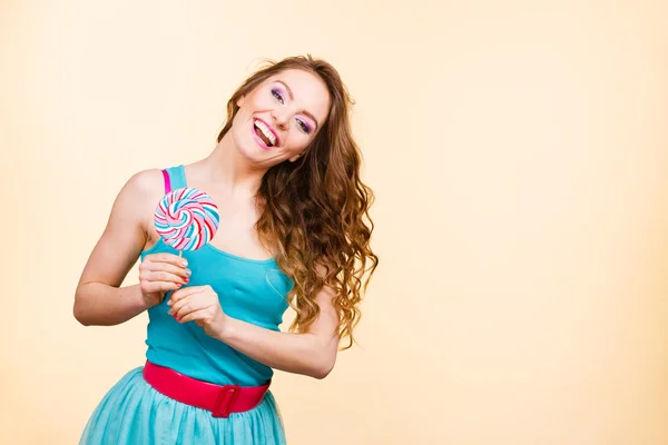 Žena radostné dívka s lollipop candy — Stock fotografie