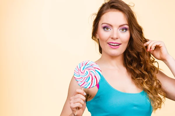 Žena radostné dívka s lollipop candy — Stock fotografie