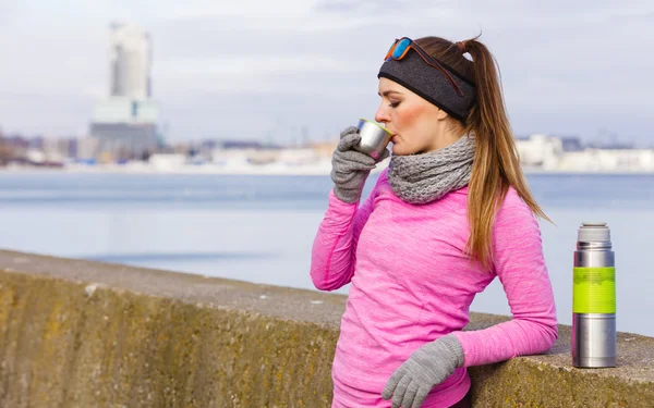 Fit mujer en el día frío calentamiento beber té —  Fotos de Stock