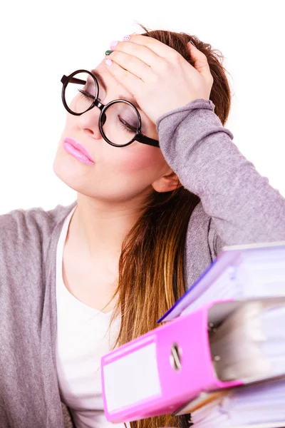 Femme fatiguée avec pile de dossiers documents — Photo