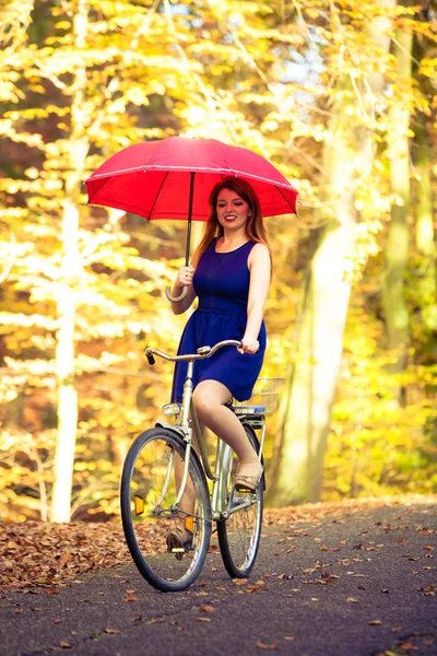우아한 여자 사이클링. — 스톡 사진