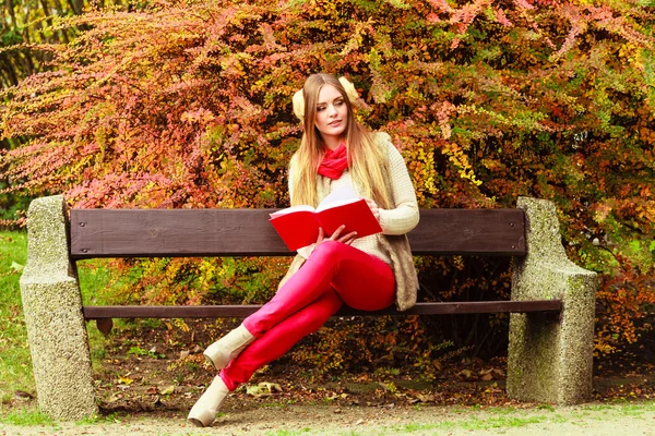 Mulher relaxante no parque outonal livro de leitura — Fotografia de Stock