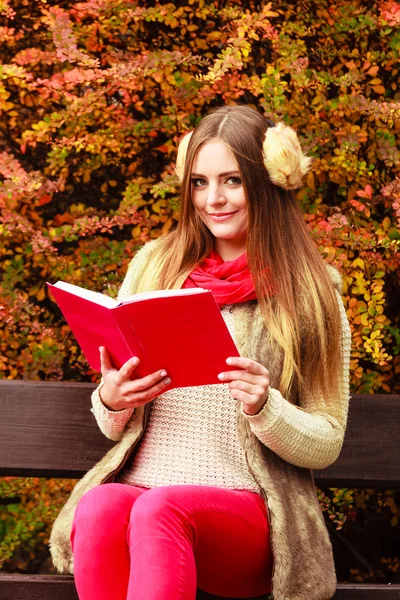 Mulher relaxante no parque outonal livro de leitura — Fotografia de Stock