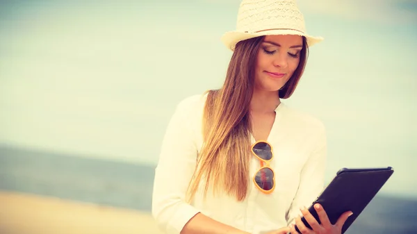 Chica con la tableta en la playa . —  Fotos de Stock
