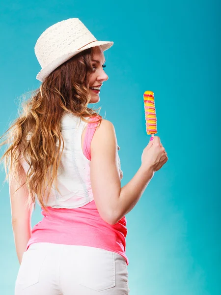 Frau im Sommerhut isst Eis — Stockfoto