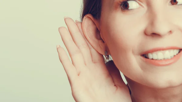 Chismes niña escuchando con la mano a la oreja. —  Fotos de Stock