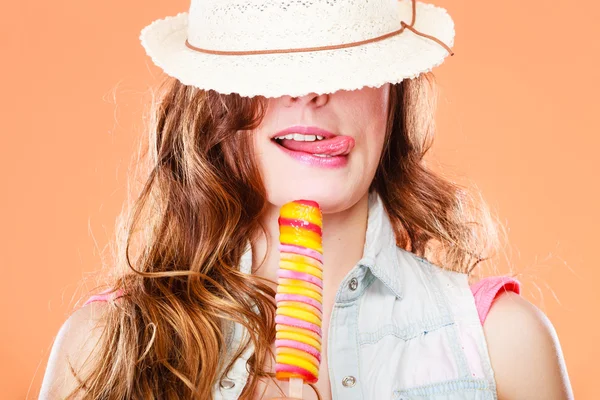 Woman in summer hat eating ice pop cream — Stock Photo, Image