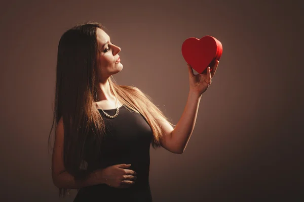 Mujer con caja de San Valentín — Foto de Stock