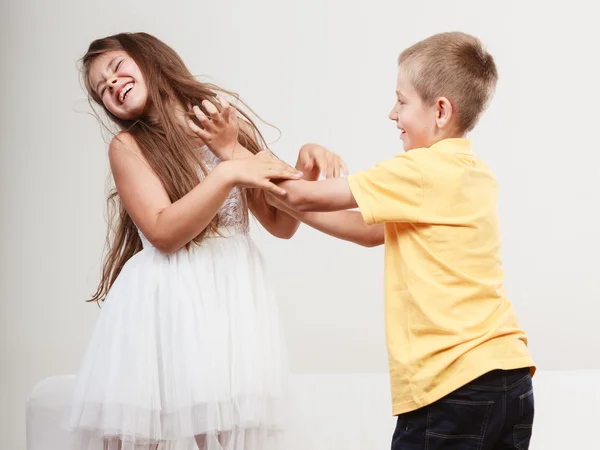 Glada söta barn liten flicka och pojke som har kul. — Stockfoto