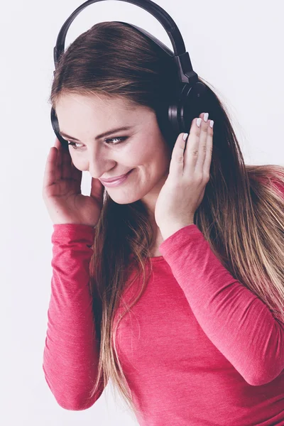 Chica feliz escuchando música . — Foto de Stock