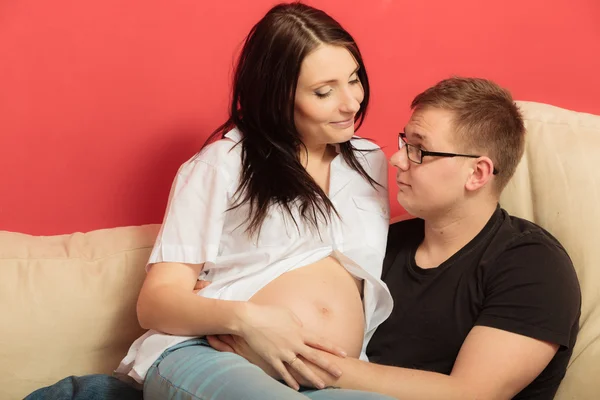 Schwangere Frau mit ihrem Mann — Stockfoto