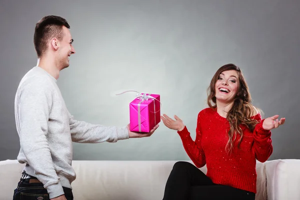 Happy romantic couple with gift — Stock Photo, Image