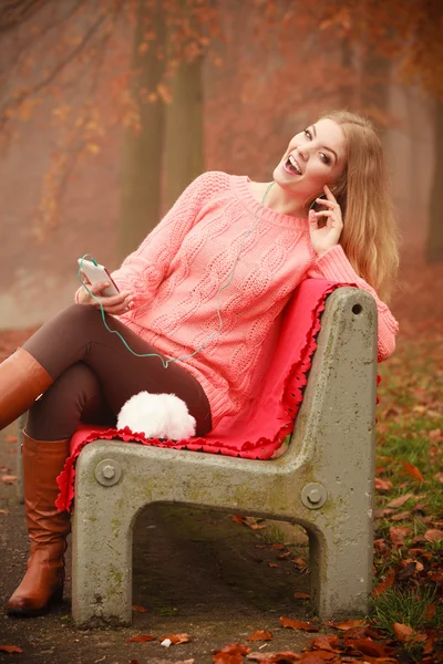 Jonge vrouw met mobiele telefoon. — Stockfoto