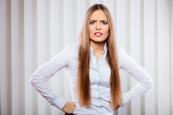 Irritado jovem mulher bussines gritar . — Fotografia de Stock