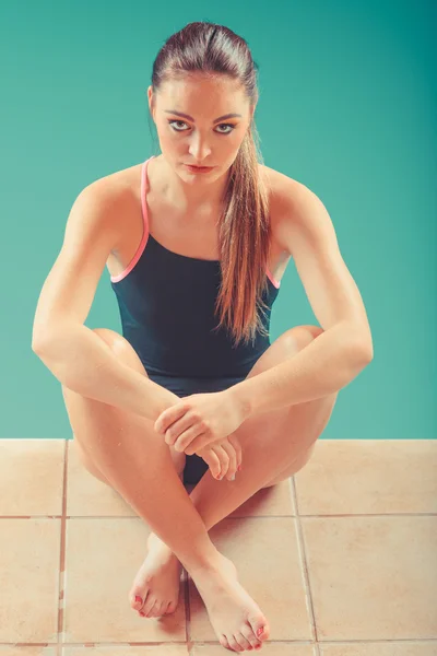 Sporty ταιριάζει γυναίκα σε πισίνα άκρη δίπλα στην πισίνα. — Φωτογραφία Αρχείου