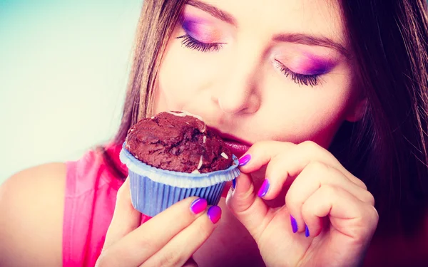 Donna sorridente tiene la torta al cioccolato in mano — Foto Stock