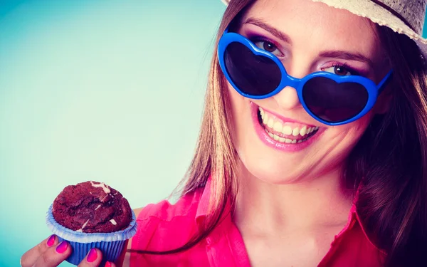 Sonriente mujer de verano sostiene pastel en la mano — Foto de Stock