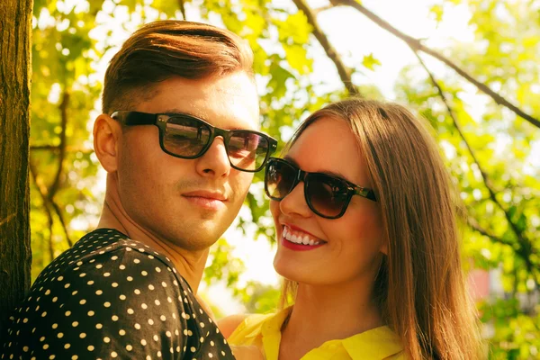 Sorrindo casal no parque — Fotografia de Stock