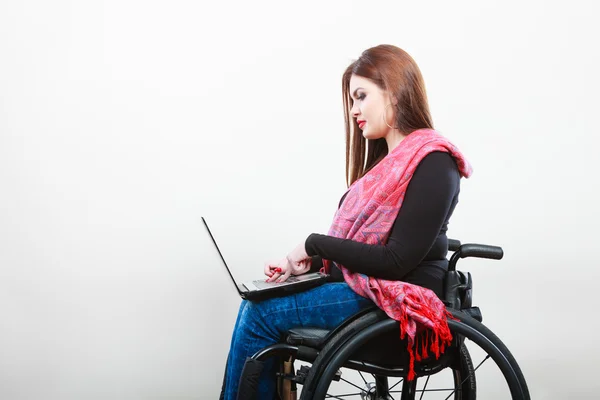 Mujer discapacitada con portátil en silla de ruedas. — Foto de Stock