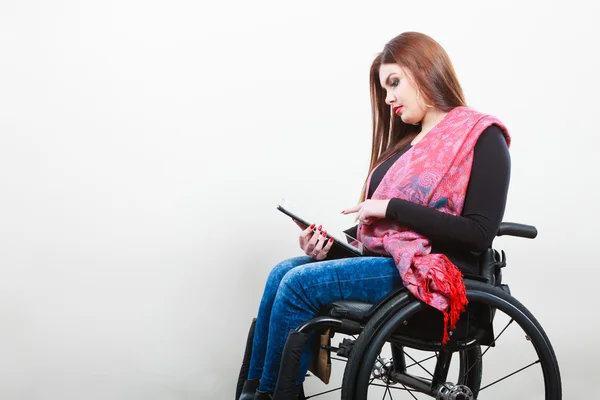 Giovane disabile signora con tablet . — Foto Stock