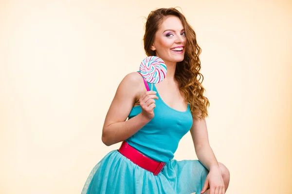 Frau fröhliches Mädchen mit Lutscher-Bonbons — Stockfoto