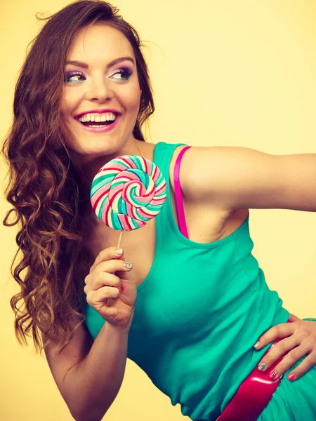 Frau charmantes Mädchen mit Lutscher-Bonbons — Stockfoto