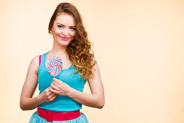 女人用棒棒糖糖果快乐的女孩 — 图库照片