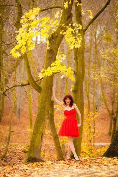 Moda donna vestito rosso rilassante passeggiando nel parco — Foto Stock